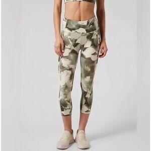 Athleta Ultimate Stash II Capri Painted Energy Olive Size Medium